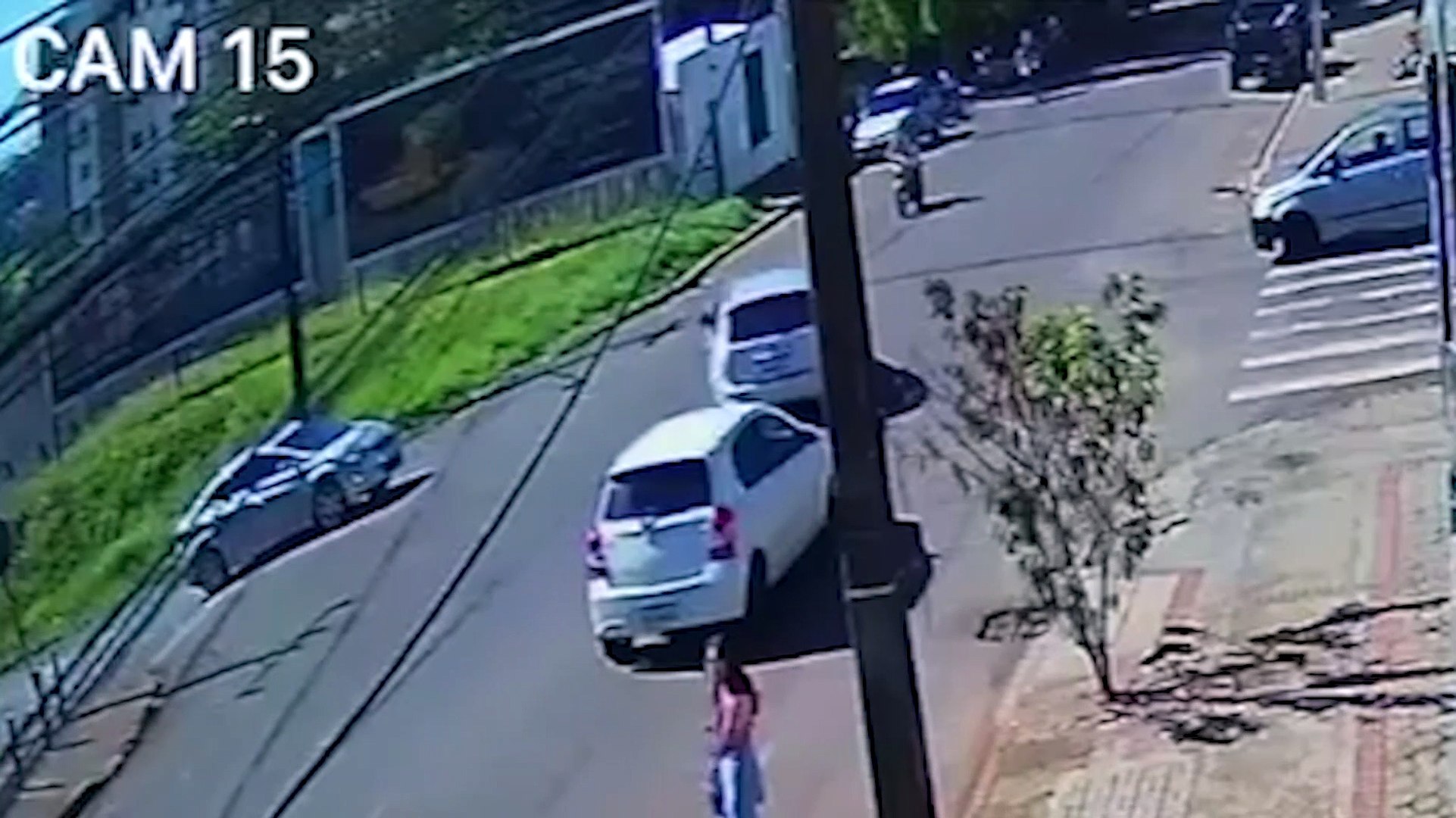 Vídeo mostra carro fazendo conversão à esquerda e batendo de frente com moto