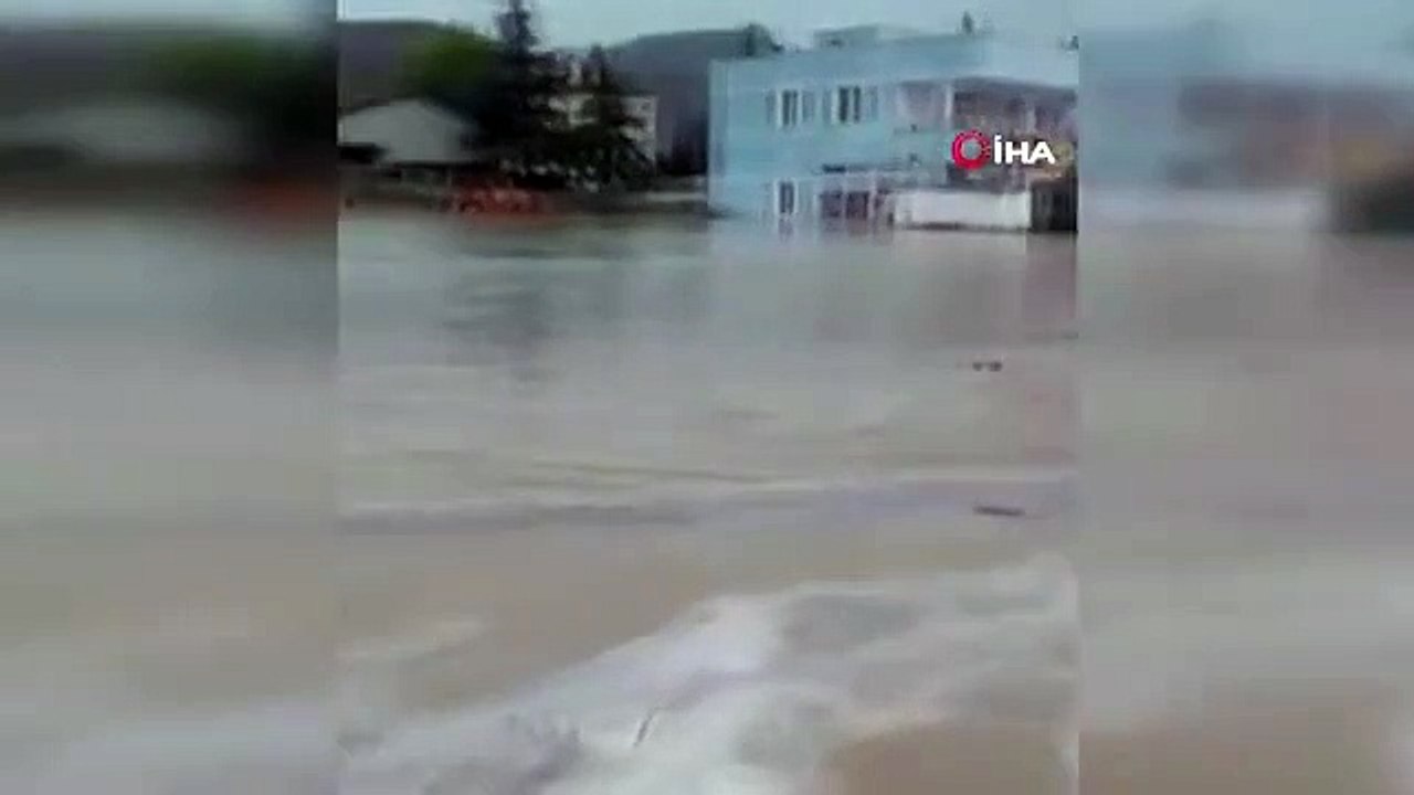 Kayseri-Niğde karayolu sel nedeniyle ulaşıma kapandı