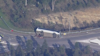 Télécharger la video: Tragique fin de mariage en Australie : dix morts dans un accident de bus