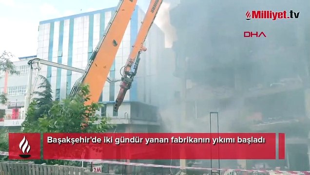 Başakşehir'de iki gündür yanan fabrikanın yıkımı başladı