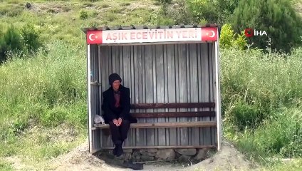 Aşık Ecevit attend la femme qu'il aime au même arrêt depuis 24 ans.