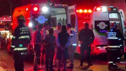 Impresionante choque deja un auto colgado de un árbol