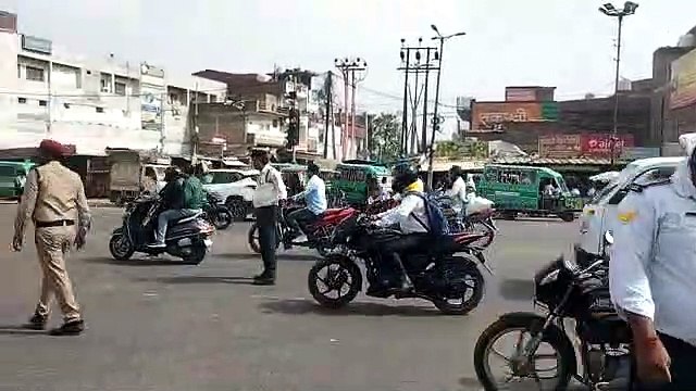 Video: न कहीं पेड़ नहीं कहीं कोई छाया ऐसी तपती भीषड़ गर्मी में यह सिपाही करते हैं अपने कर्तव्यों का पालन