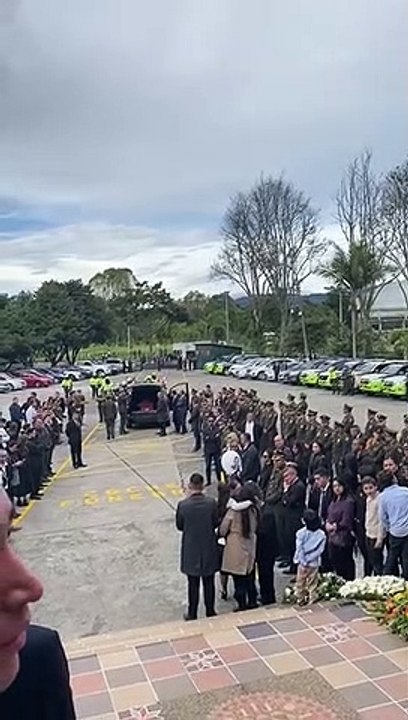 Familiares, amigos y compañeros despidieron al coronel Dávila en el centro religioso de la Policía en Bogotá-2