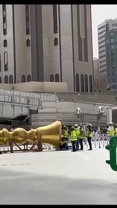 تركيب هلالين بمنارتي باب الملك عبدالعزيز وفق أفضل المواصفات العالمية