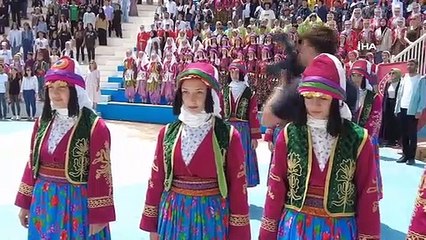 Van'da 7 Bölge 13 Yöreden Folklor Gösterisi İlgiyle İzlendi