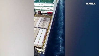 Descargar video: Sequestrata nave turca vicino Ischia, la Marina la libera