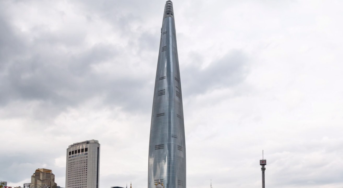 Mann klettert ungesichert 555 Meter hohen Wolkenkratzer hinauf