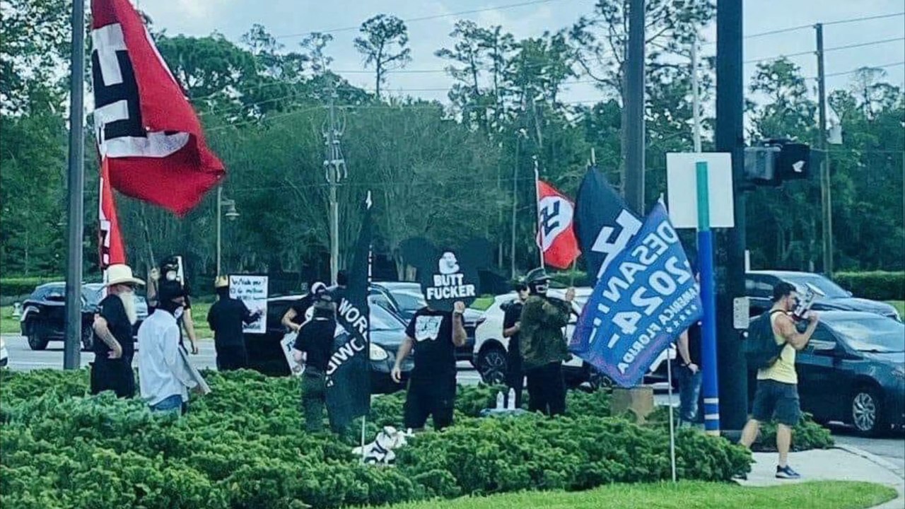 Republikaner demonstrieren vor Disneyworld mit Hakenkreuz-Fahnen