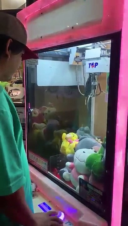 Ganha prmio em mquina de peluches mas  surpreendido com o que sai de l