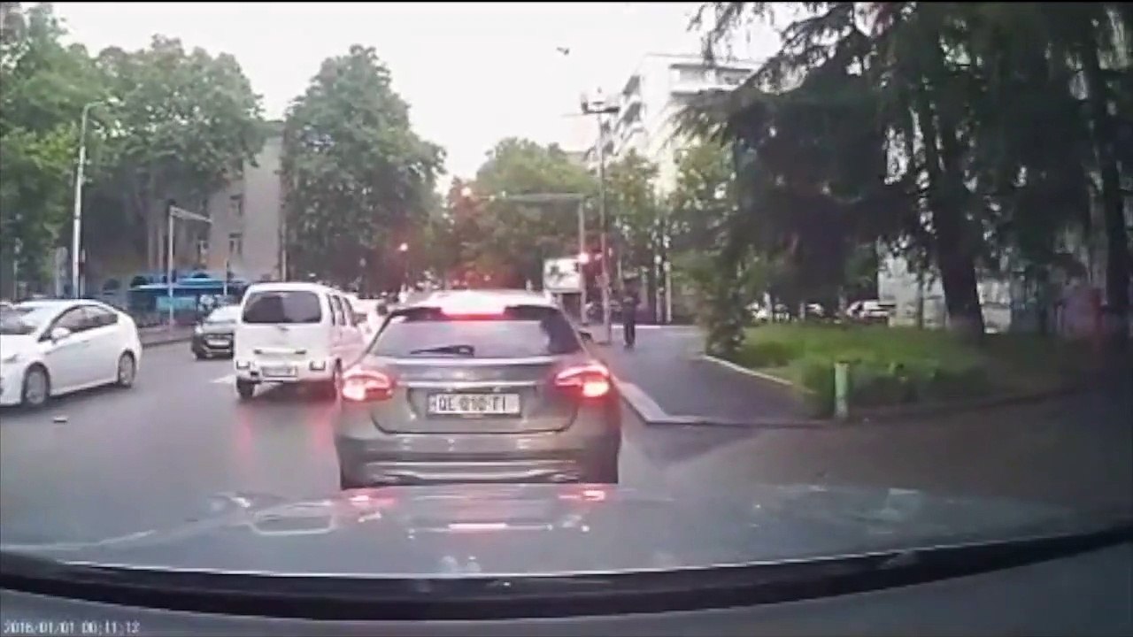 Quando o vidro traseiro do carro  escuro demais que no facilita a discusso no trnsito olhos nos olhos