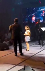 معجبة صغيرة تقتحم مسرح وائل كفوري بقبرص