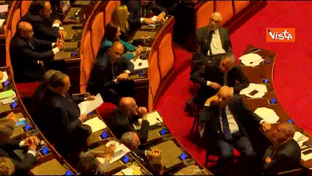 Standing ovation per Silvio Berlusconi dopo il suo discorso al Senato