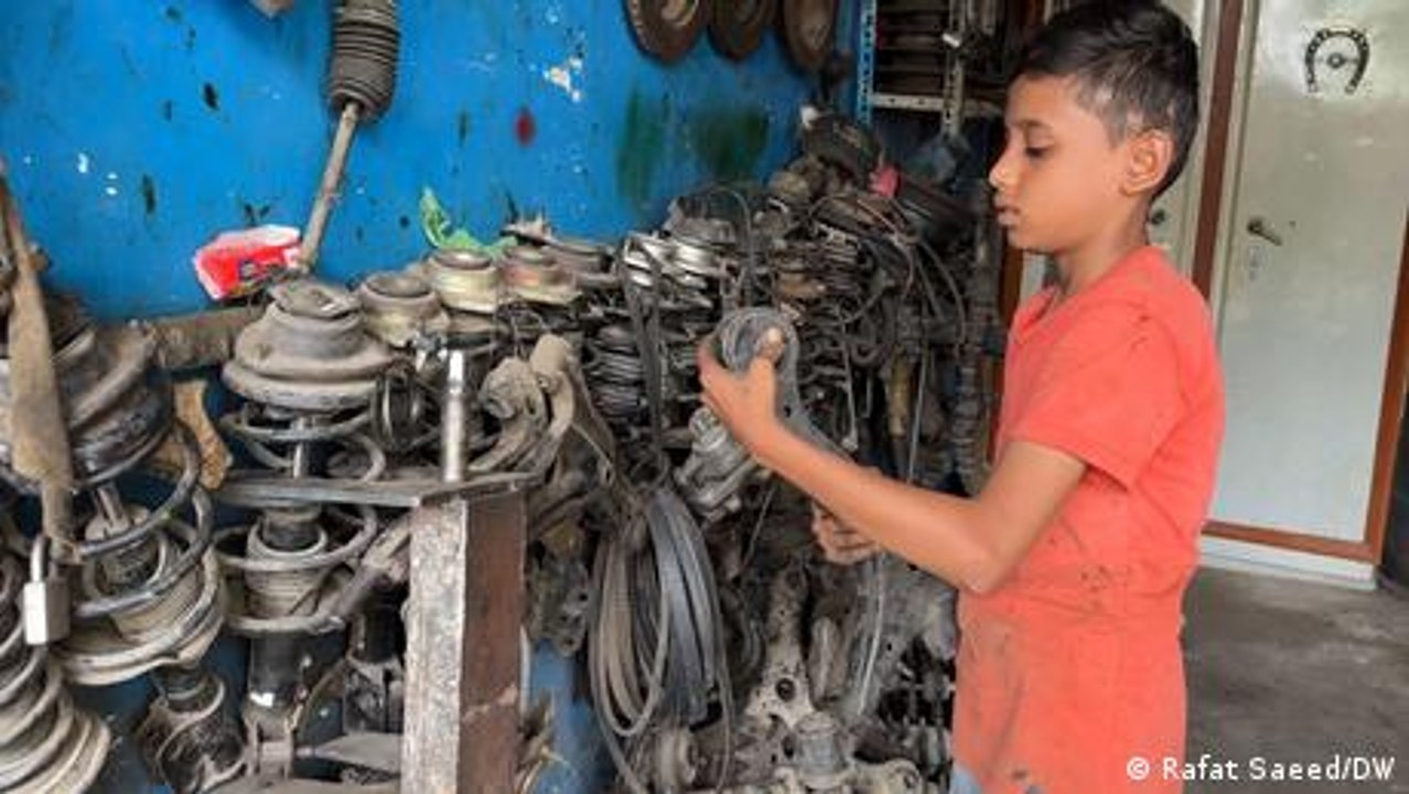 Poverty-stricken Pakistani parents send children to work