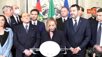 Berlusconi annuisce durante le dichiarazioni di Meloni alla stampa al Quirinale