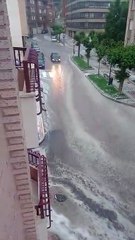Calles anegadas tras una fuerte tormenta de agua en Briviesca.