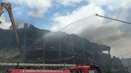 Zeytinburnu'nda üç gündür yanan tekstil fabrikası, söndürülemedi