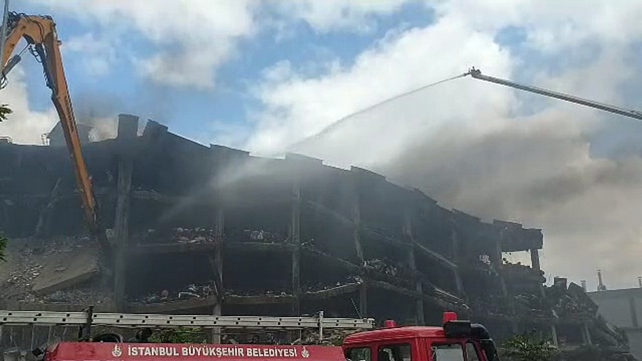 Zeytinburnu'nda üç gündür yanan tekstil fabrikası, söndürülemedi
