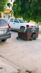 Hombre crea sofá-carro y conquista redes