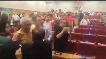 AKP’li üye CHP’li üyeyi yere düşürdü, İzmir Büyükşehir Belediye Meclisi karıştı