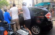 Regardez Sandrine Rousseau qui s'interpose dans une bagarre en pleine rue entre un chauffeur de taxi et un cycliste à Paris, pour tenter de calmer la situation !