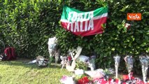 E' morto Silvio Berlusconi, fiori e foto davanti alla residenza di Arcore
