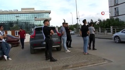 La police a convaincu la personne qui a tenté de se suicider au 5e étage de l'hôpital et l'a fait descendre.