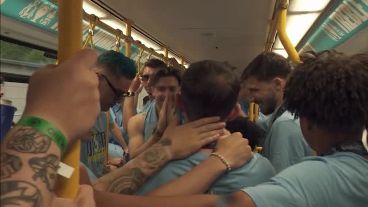 Grealish lässt sich Bier in den Mund schütten