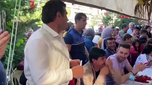 Le concours de la plupart des mangeurs de cerises a eu lieu au festival de la cerise d'Uluderbent