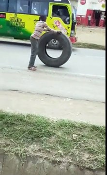 Ce gamin nous montre ses talents cachés... avec un pneu