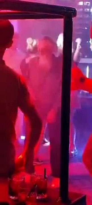 Ce papy sort encore en boite de nuit... grosse teuf