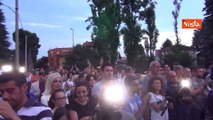 L'applauso davanti a Villa San Martino per Silvio Berlusconi