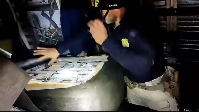 PRF apreende maconha dentro de móveis em caminhão de mudança em Santa Terezinha de Itaipu