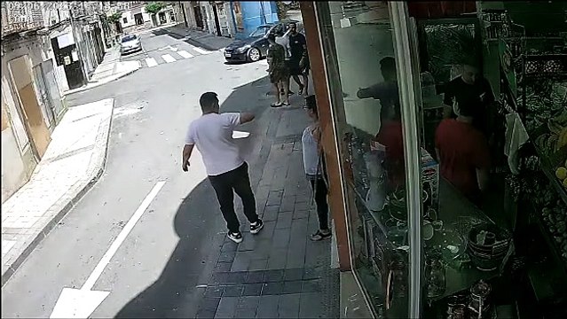 Un ciudadano español, abordo de un BMW, atropella a varias personas a la salida de un súper en Archena.