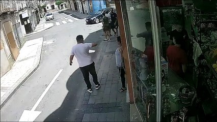 Un ciudadano español, abordo de un BMW, atropella a varias personas a la salida de un súper en Archena.