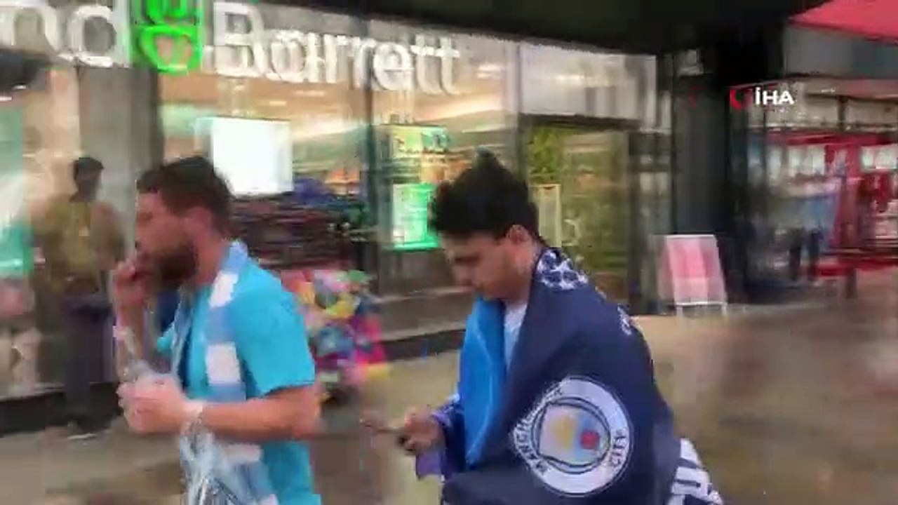 Manchester City a clôturé la saison avec 3 trophées et a fait le tour de la ville