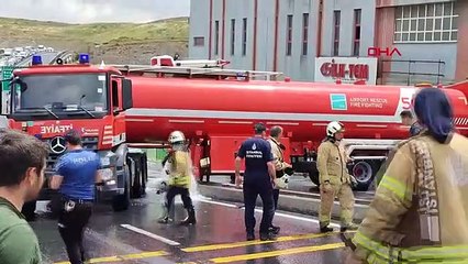 La voiture percutée par la citerne d'eau venue renforcer l'incendie à İkitelli est tombée sur la camionnette.