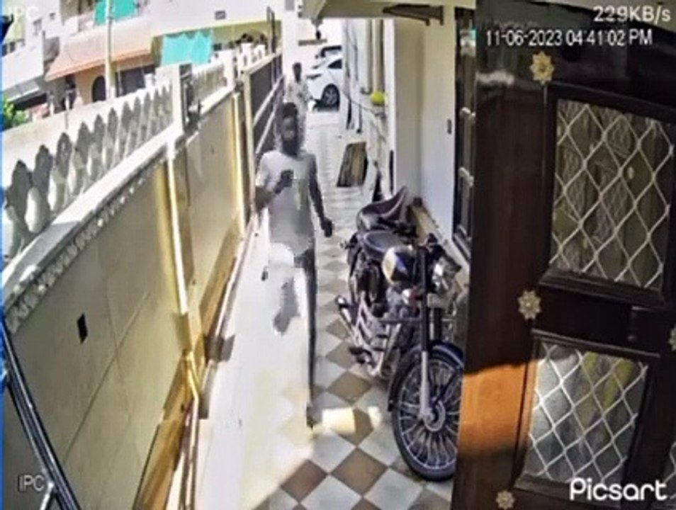 The thief entered the house after stealing in broad daylight