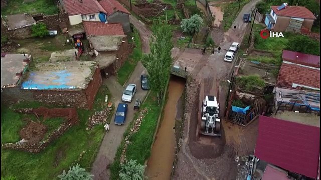 Afyonkarahisar'da sel suları buzdolabı ve çamaşır makinesini sürükledi