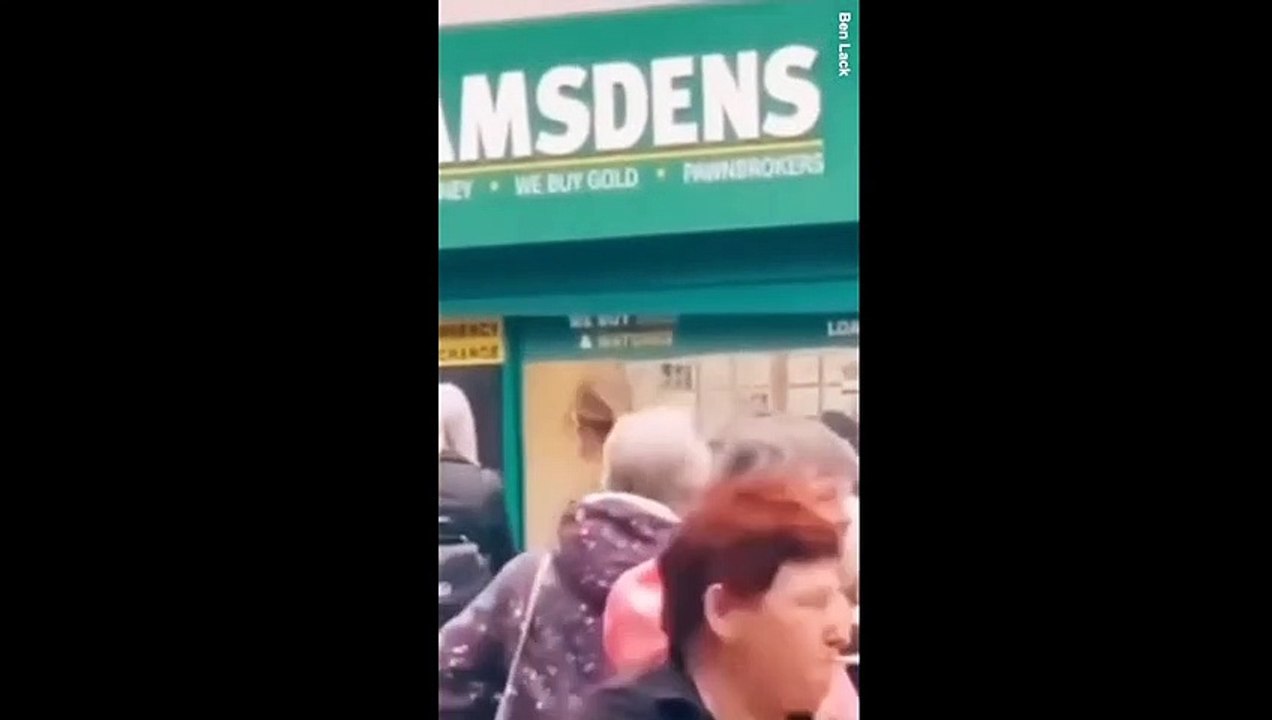 بالفؤوس والمطارق.. فيديو صادم يرصد عملية سطو عل...