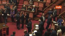 Discussione tra La Russa e Berlusconi al Senato, e il leader azzurro batte con la penna sul tavolo