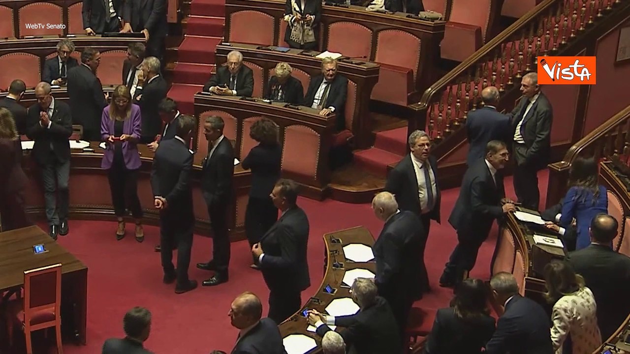 Discussione tra La Russa e Berlusconi al Senato, e il leader azzurro batte con la penna sul tavolo