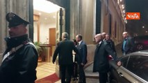 Berlusconi esce dal Senato dopo suo ritorno in Aula e saluta: 