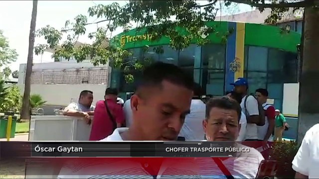 Un grupo de trabajadores de transporte público se manifestó en la Secretaría de Transporte Jalisco