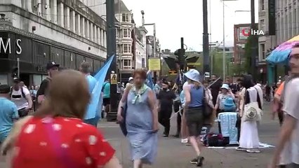 Manchester City a clôturé la saison avec 3 trophées et a fait le tour de la ville