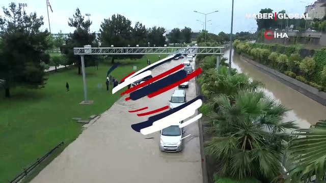 Samsun sağanak sonrası göle döndü! Araçlar suda böyle mahsur kaldı