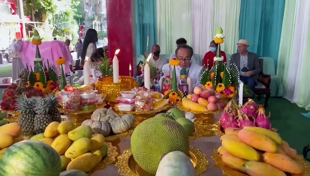 ครบรอบ 31 ปี 'พุ่มพวง ดวงจันทร์' ครอบครัว-แฟนเพลงร่วมทำบุญ พร้อมเผย 'เลขเด็ด'