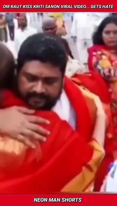 Om Raut Kiss Kriti Sanon Viral Video.Gets Hate! | Om Raut Kriti Sanon Temple Adipurush #shorts