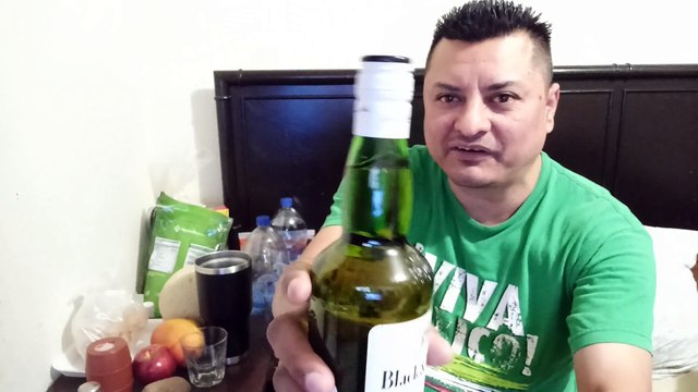 Abriendo una botella de whisky black & white de la mejor calidad y precio accesible me gusto mucho y envio saludos a los seguidores