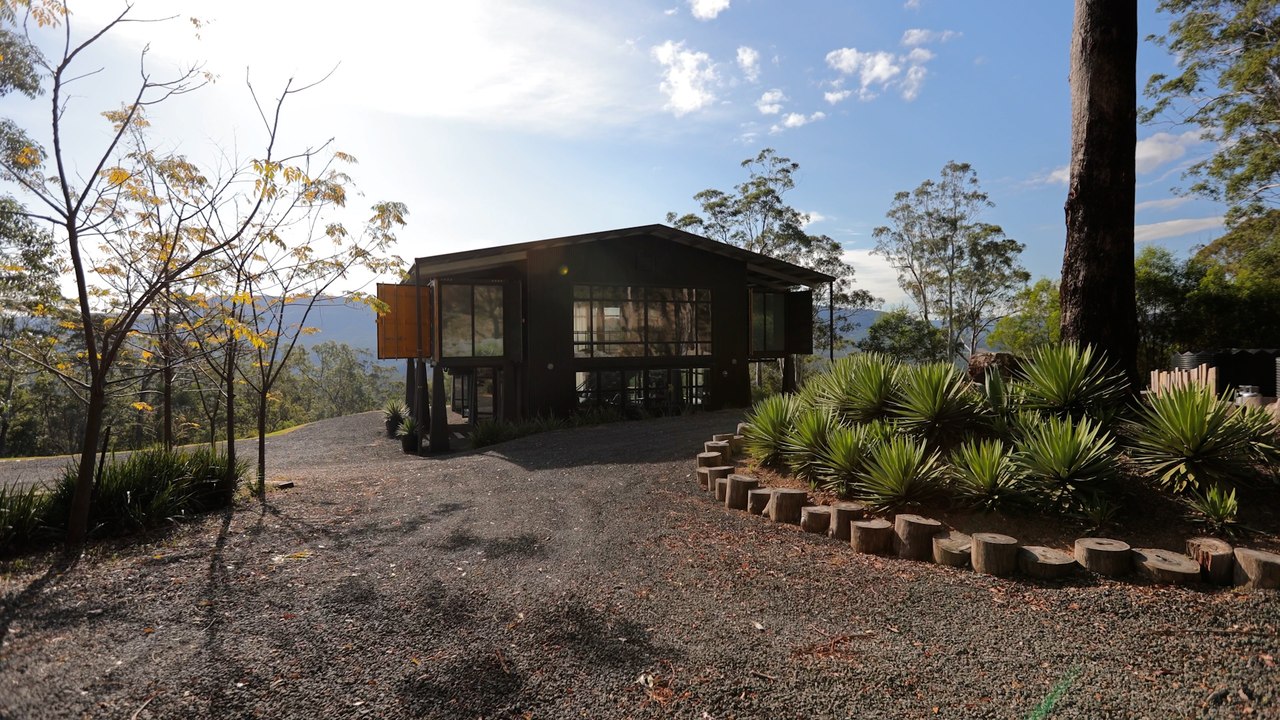 Television veteran Larry Emdur re-lists Kangaroo Valley home